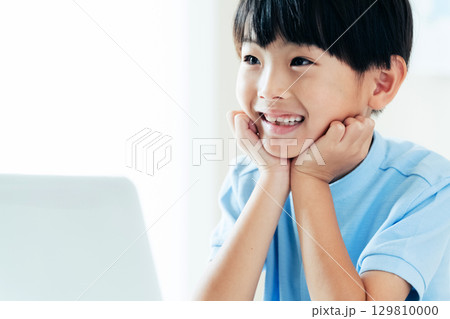 パソコンの前で授業を受ける男の子 パソコンの前で授業を受ける男の子 129810000