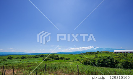 高原の牧場からのパノラマ風景 129810160
