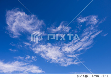 青空に浮かぶ白い雲 青空に浮かぶ白い雲 129810164
