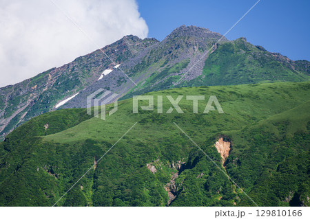 夏の5合目鉾立から見た鳥海山 夏の5合目鉾立から見た鳥海山 129810166
