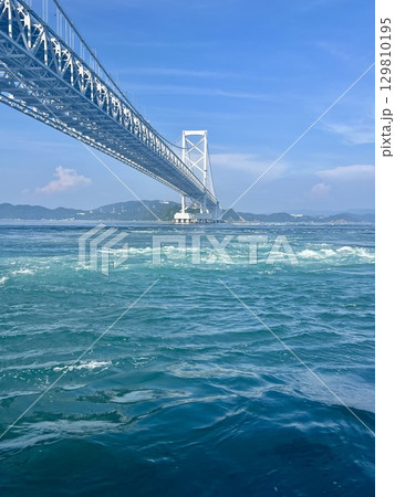 観潮船から見た大鳴門橋 129810195