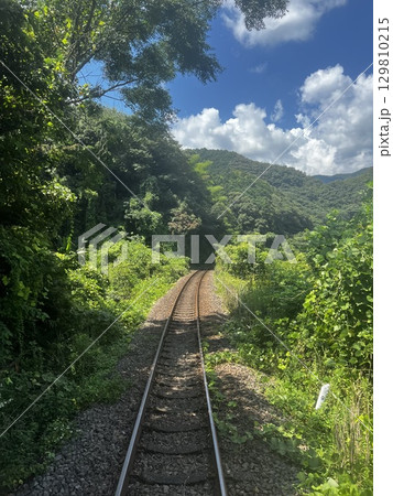夏の日差しを浴びる線路 夏の日差しを浴びる線路 129810215
