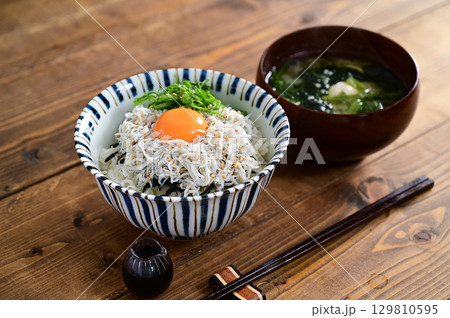 しらす丼とみそ汁 しらす丼とみそ汁 129810595