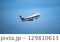 ANA機が青空へ離陸していく 129810613
