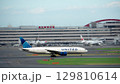 ユナイテッド航空機が滑走路を走行 129810614