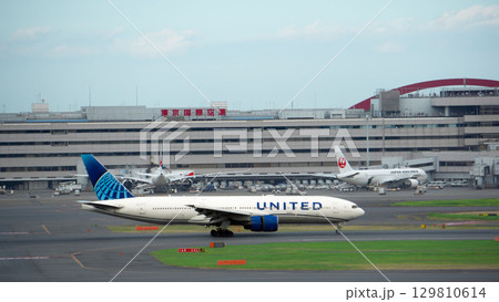 ユナイテッド航空機が滑走路を走行 129810614