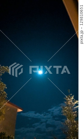 空におぼろ月夜と建物01 空におぼろ月夜と建物01 129810651