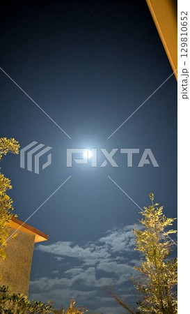 空におぼろ月夜と建物02 空におぼろ月夜と建物02 129810652