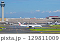 JALエアバス機が滑走路をタキシング 129811009