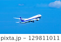 ANA機が青空へ離陸していく 129811011