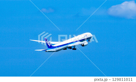 ANA機が青空へ離陸していく 129811011