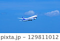 ANA機が青空へ離陸していく 129811012