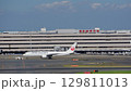 JAL機が駐機中の羽田空港 129811013