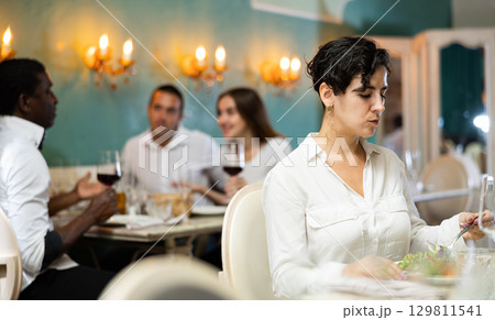 Single woman at the restaurant 129811541