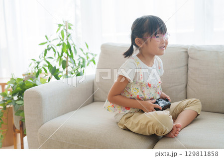夏休みにテレビゲームをする子供 夏休みにテレビゲームをする子供 129811858
