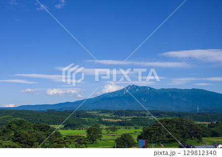 展望台から眺める象潟九十九島と鳥海山の風景 129812340