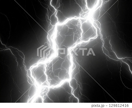 黒背景に走る白い稲妻と雷エネルギー 黒背景に走る白い稲妻と雷エネルギー 129812416