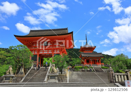 清水寺　仁王門と三重塔 129812506