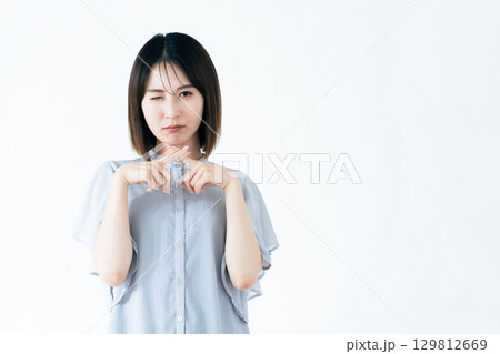 バツポーズをする女性 129812669