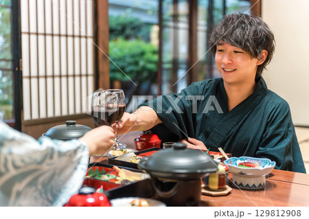 温泉旅館・旅館での食事・部屋食・夕食を食べるカップル,夫婦 129812908