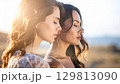美しい外国人女性の二人のツーショット 129813090