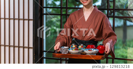 老舗の温泉旅館・高級旅館・宿坊で働く仲居さん・女将さん（配膳） 129813218