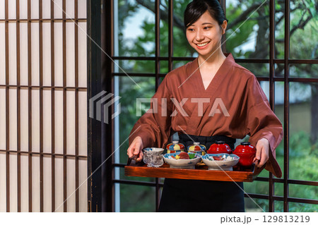 老舗の温泉旅館・高級旅館・宿坊で働く仲居さん・女将さん（配膳） 129813219