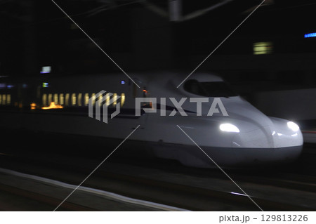 夜の福山駅に到着する山陽新幹線のぞみ号（N700S系） 129813226