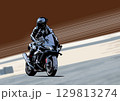 サーキットを走るライダー 129813274