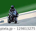 サーキットを走るライダー 129813275
