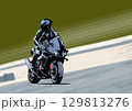 サーキットを走るライダー 129813276