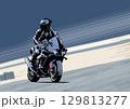 サーキットを走るライダー 129813277