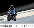 サーキットを走るライダー 129813278