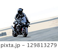 サーキットを走るライダー 129813279