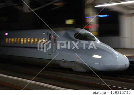 夜の福山駅に到着する山陽・九州新幹線N700系（みずほ・ひかり・さくら・こだま） 129813739