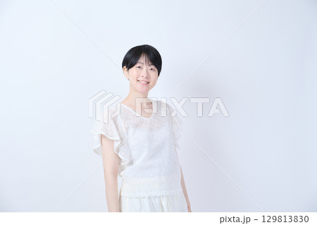 ショートヘアのミドル女性のビューティー ショートヘアのミドル女性のビューティー 129813830
