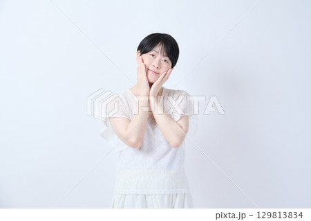 ショートヘアのミドル女性のビューティー 129813834
