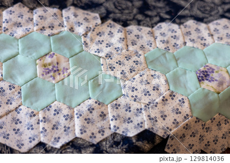 パッチワーク製作中の布地 129814036