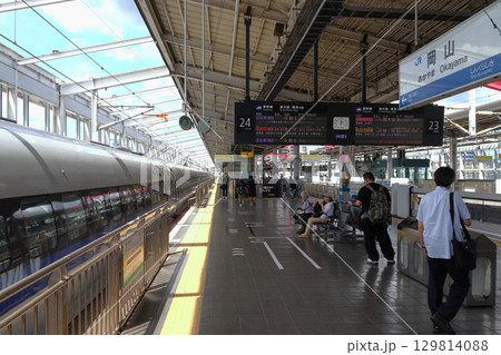 岡山駅に停車中の山陽新幹線500系こだま号 岡山駅に停車中の山陽新幹線500系こだま号 129814088