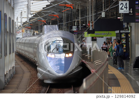 岡山駅に停車中の山陽新幹線500系こだま号 129814092