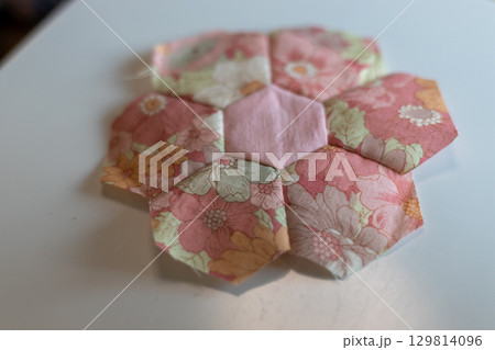 パッチワークの途中の端切れ 129814096
