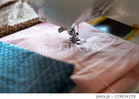 ミシンと布地 129814159