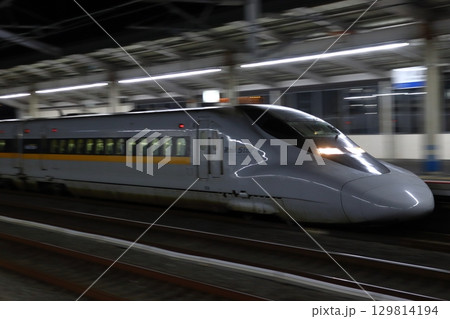 夜の福山駅に到着する山陽新幹線700系ひかりレールスター車両 129814194
