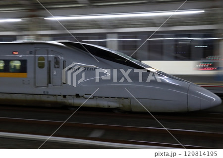 夜の福山駅に到着する山陽新幹線700系ひかりレールスター車両 129814195