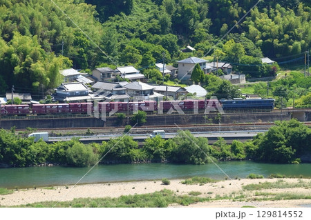 初夏の高梁川と伯備線貨物列車 129814552