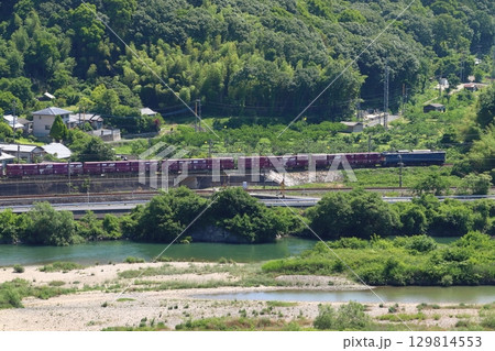 初夏の高梁川と伯備線貨物列車 129814553