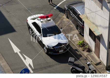 住宅地に集まる警察車両 129814587
