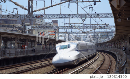 通過線のカーブを駆ける東海道新幹線N700A 129814590