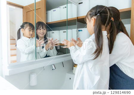 若い家族、親子、子ども、手洗い 129814690