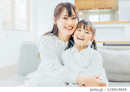ママに甘える女の子 ママに甘える女の子 129814694